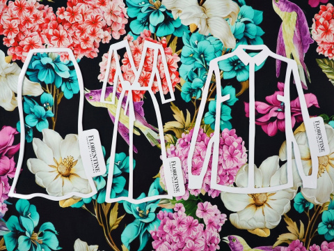 czarny jedwab w kolorowe kwiaty i ptaki