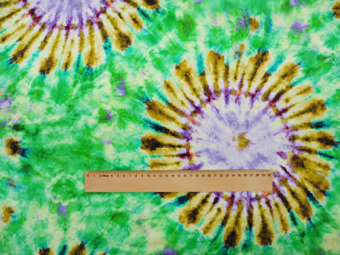 zielony jedwab satynowy z motywem tie dye zielony jedwab satynowy z motywem tie dye