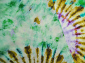 zielony jedwab satynowy z motywem tie dye