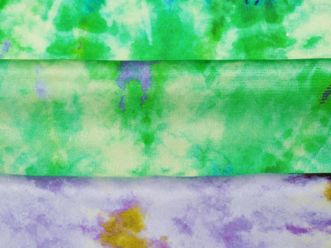 zielony jedwab satynowy z motywem tie dye zielony jedwab satynowy z motywem tie dye