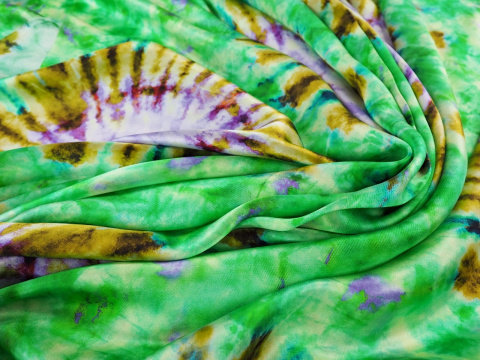 zielony jedwab satynowy z motywem tie dye zielony jedwab satynowy z motywem tie dye