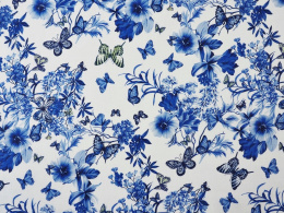 biały len w motyle i niebieskie kwiaty