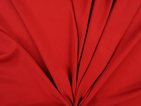 jedwab krepa w kolorze ciemnej czerwieni