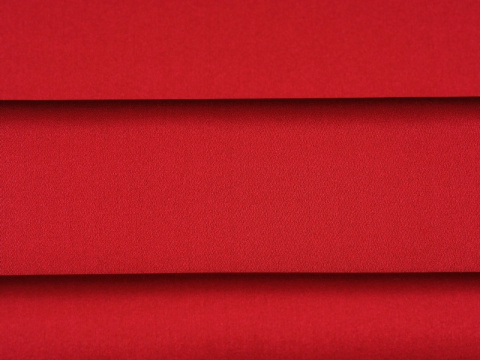 jedwab satyna w kolorze ciemnej czerwieni