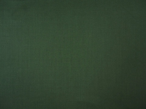 wełna w kolorze ciemnej zieleni