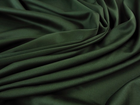 wełna w kolorze ciemnej zieleni