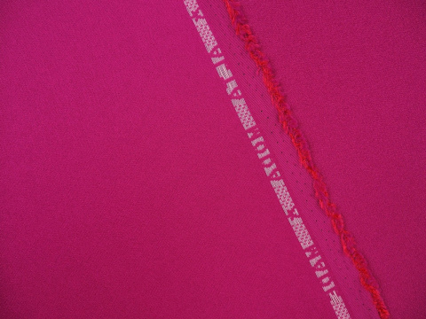 cady krepa w kolorze amarantowym