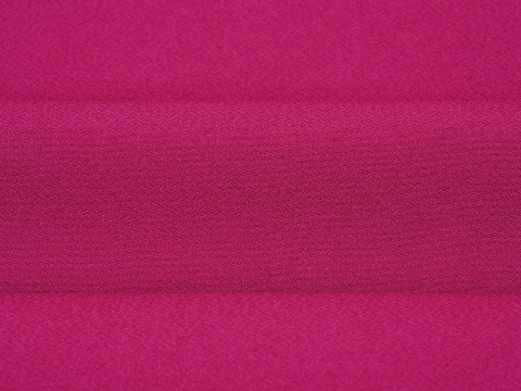 cady krepa w kolorze amarantowym