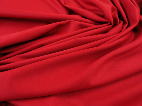 wełna w kolorze czerwonym