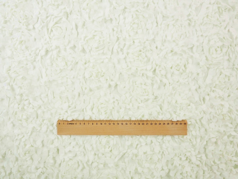 kremowy tiul w przestrzenne aplikacje płatków róż